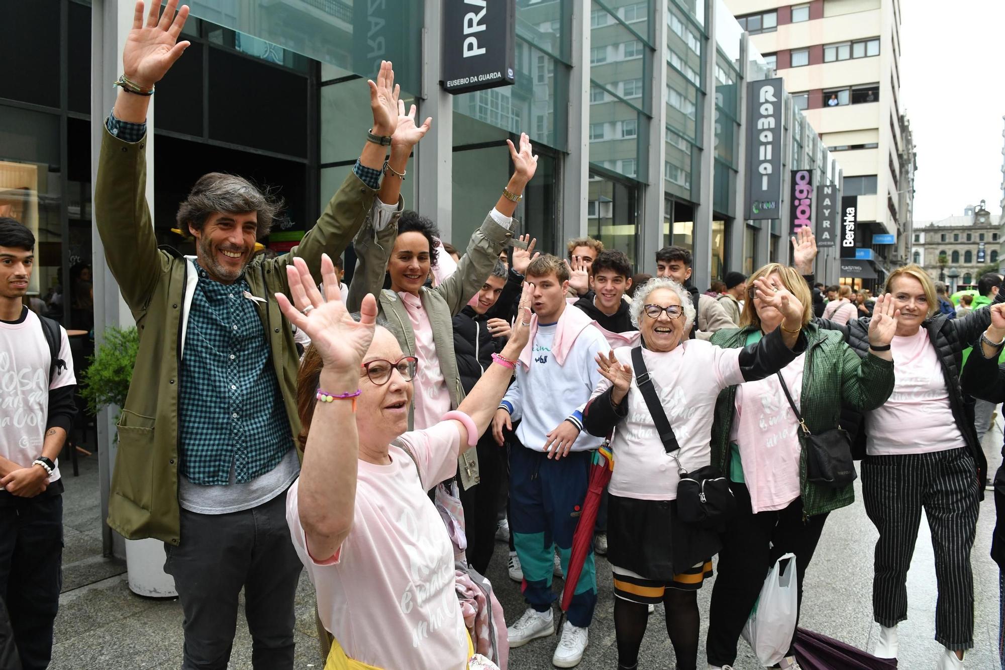 Una cadena humana conmemora el Día mundial contra el cáncer de mama