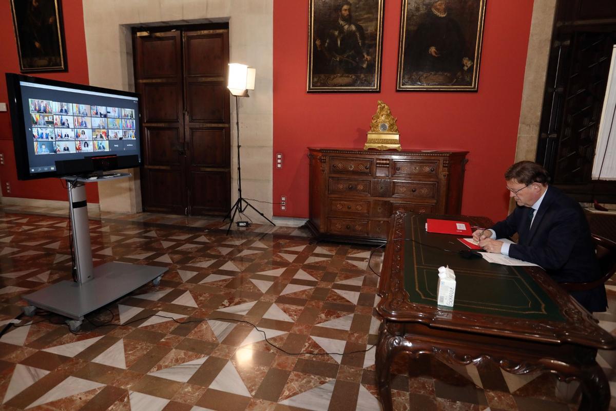 Ximo Puig siguiendo la Conferencia de Presidentes, celebrada de manera telemática.