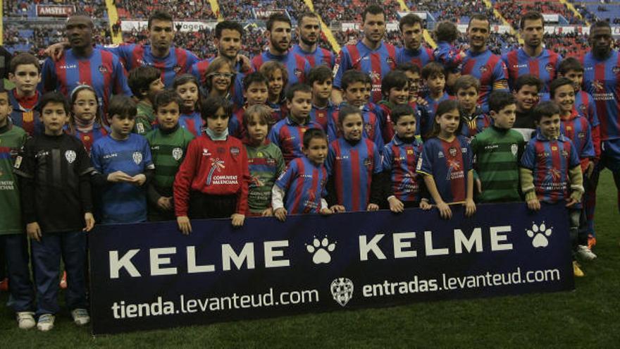 Kelme viste al Levante desde 2012, cuando sustituyó como proveedor técnico a Luanvi