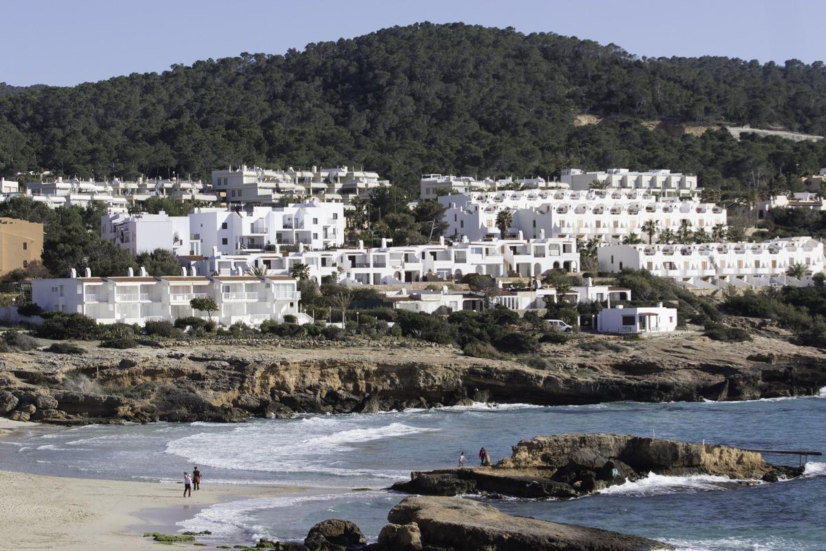 Parte de la urbanización de Cala Tarida desclasificada por una sentencia.