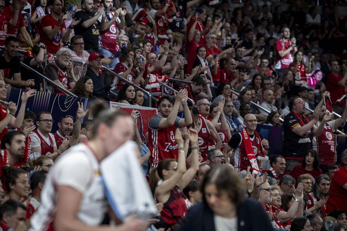 La afición del Casademont volvió a llenar de ambiente y ruido el pabellón.