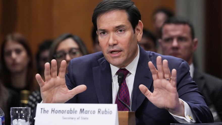 Un manifestante interrumpe a Marco Rubio en el Senado: "Quita tus manos de Venezuela"