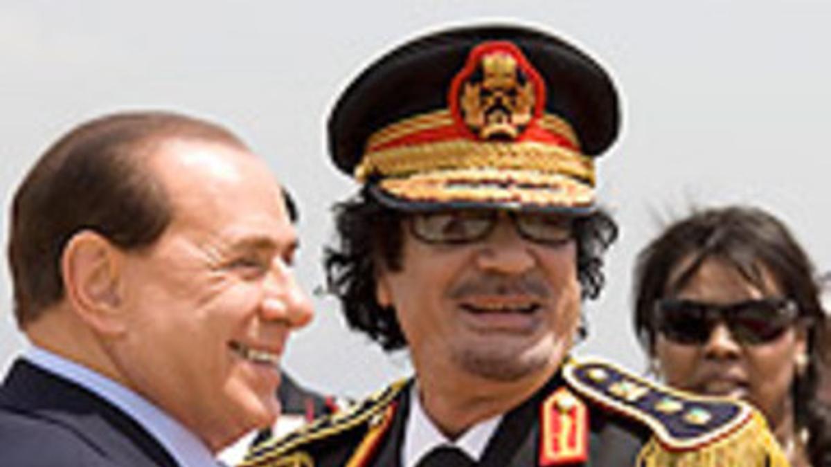 Silvio Berlusconi, izquierda, recibe a Muamar el Gadafi en el aeropuerto de Ciampino, en Roma.