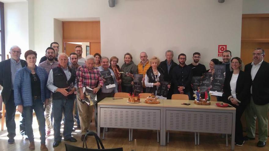 Un grupo de hosteleros y confiteros, junto a representantes de la mancomunidad y de la Unión de Comerciantes, ayer, en la presentación de &quot;Gastropasión&quot;, en la Oficina de Turismo de Avilés.