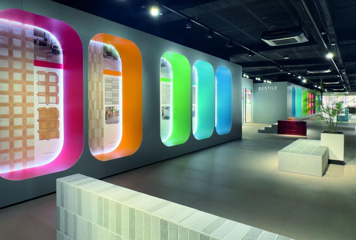 La cerámica se convierte en el eje central de una experiencia sensorial.