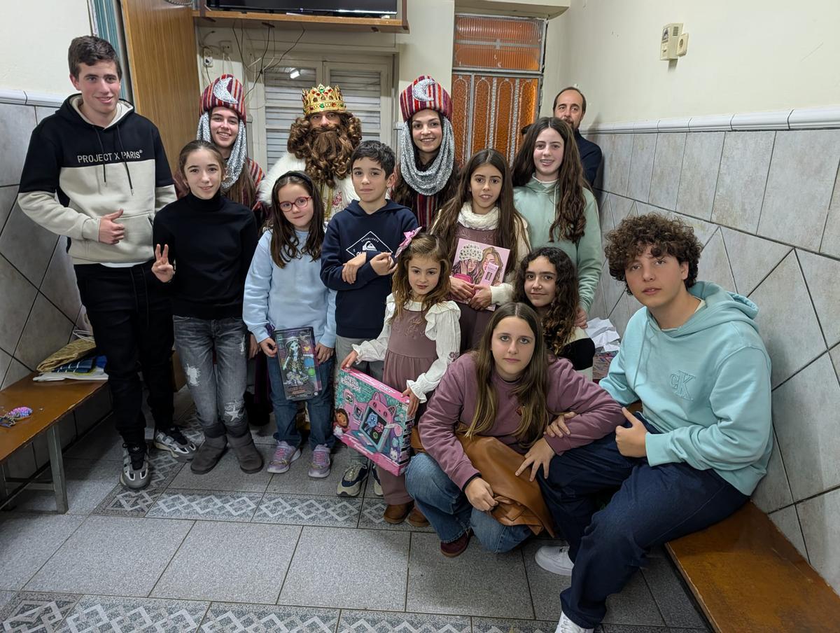 Reparto de juguetes del rey Gaspar en una peña de Vila-real