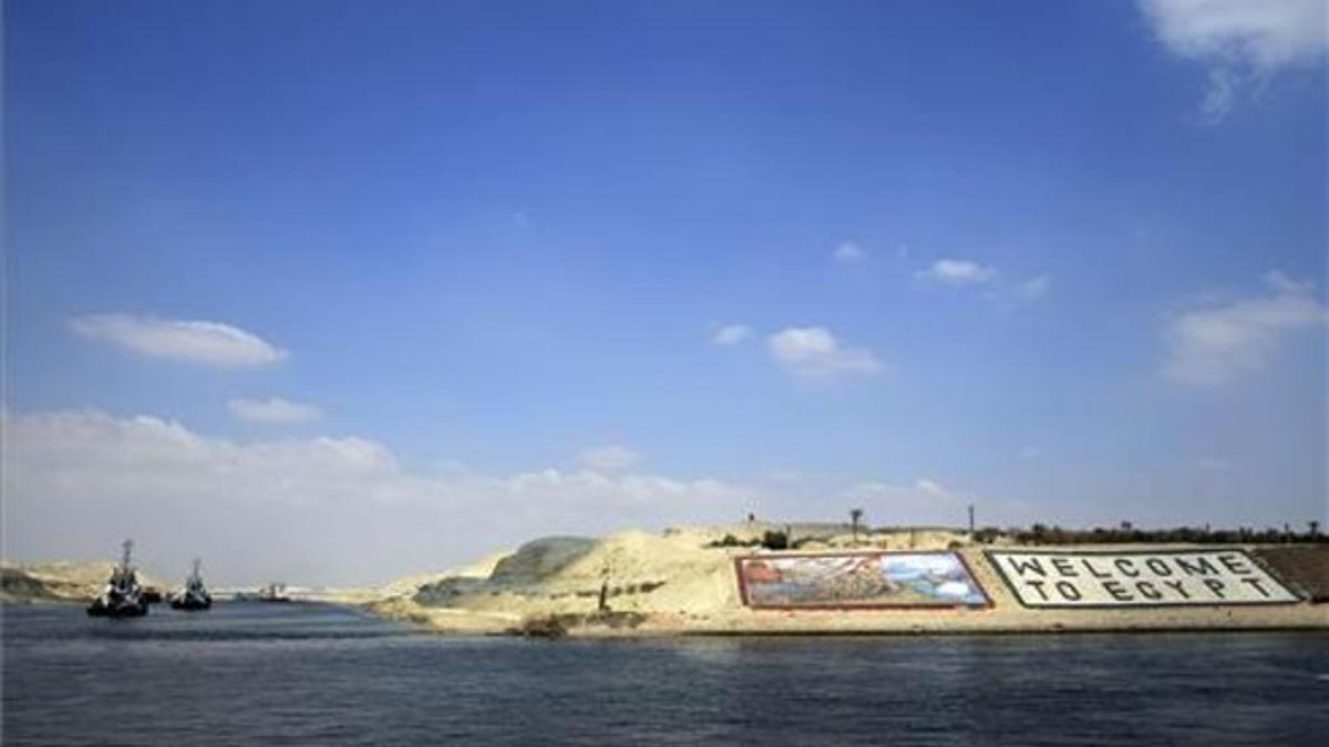 Los barcos empiezan a navegar por el nuevo tramo del canal de Suez, el pasado 13 de junio. Al fondo se lee &quot;Bienvenidos a Egipto&quot;.
