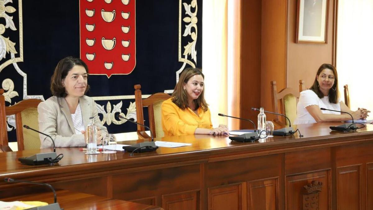 Sylvia Jaén (i), la presidenta del Cabildo y la consejera insular del área, ayer.