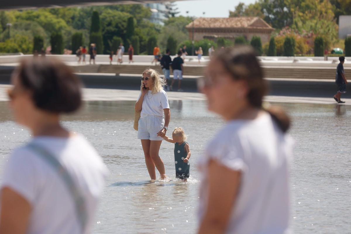 En las zonas de costa directa, la entrada de la brisa mantendrá las máximas entre los 35 ºC y 36 ºC, aunque con un índice de humedad muy elevado que disparará la sensación de bochorno