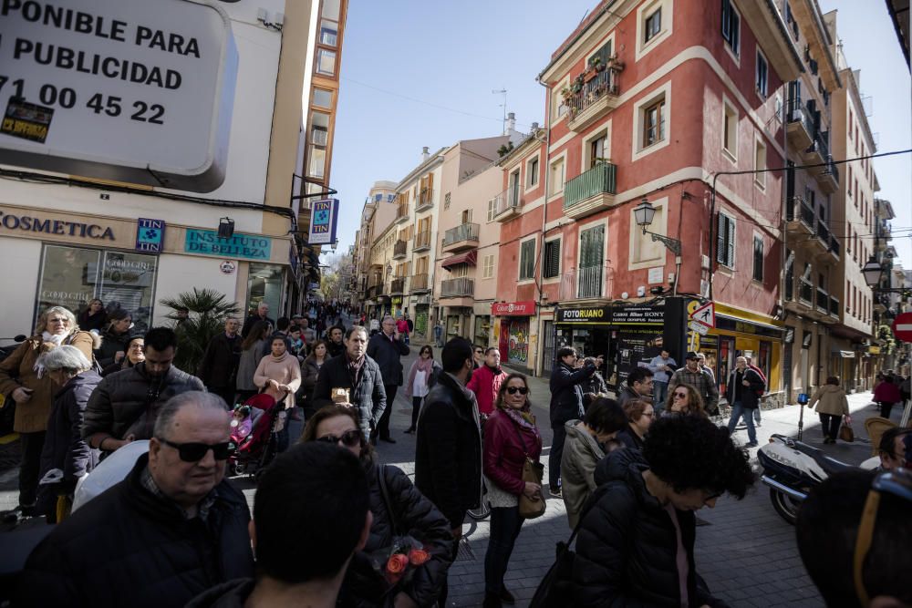 In der Fußgängerzone des Carrer Oms im Zentrum von Palma sind am Dienstagvormittag (14.2.) Steinblöcke dreier Balkone herabgestürzt. Ein 20-jähriger Kellner wurde leicht verletzt.