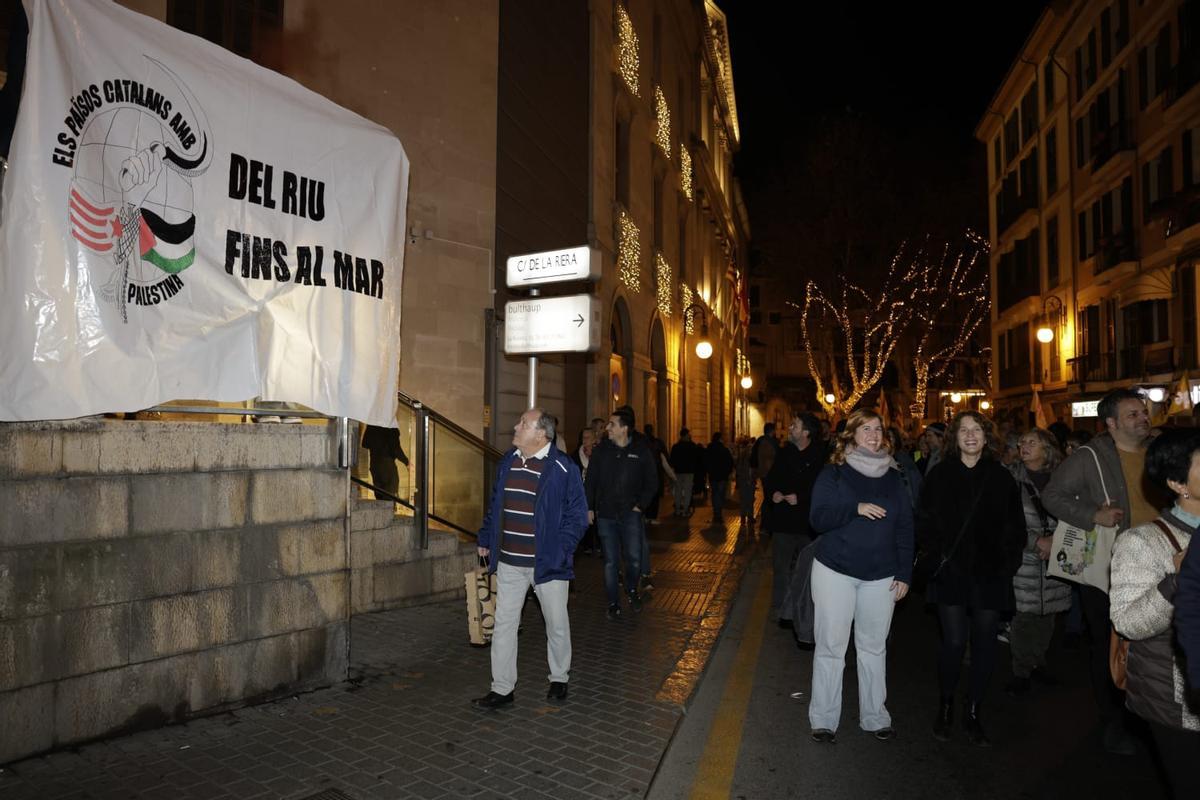 Más de un millar de personas marchan por el centro de Palma para reivindicar una Mallorca antifascista y en catalán