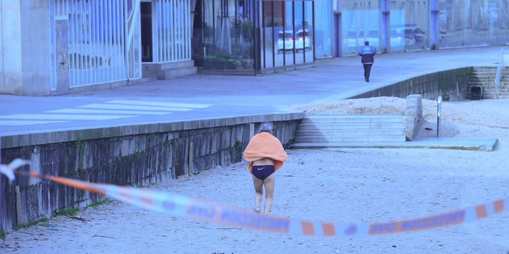 Emergencias desalojan a bañistas en Orzán y Riazor