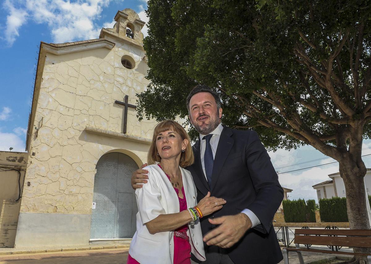 Los candidatos de Vox y PP, este martes durante la firma del pacto por el gobierno de Elche