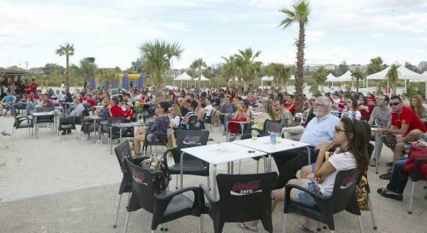 La afición zaragozana apoya a España en su debut en Las Playas