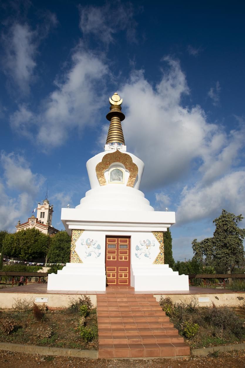 Una de las estupas del Monasterio de Sakya Tashi Ling