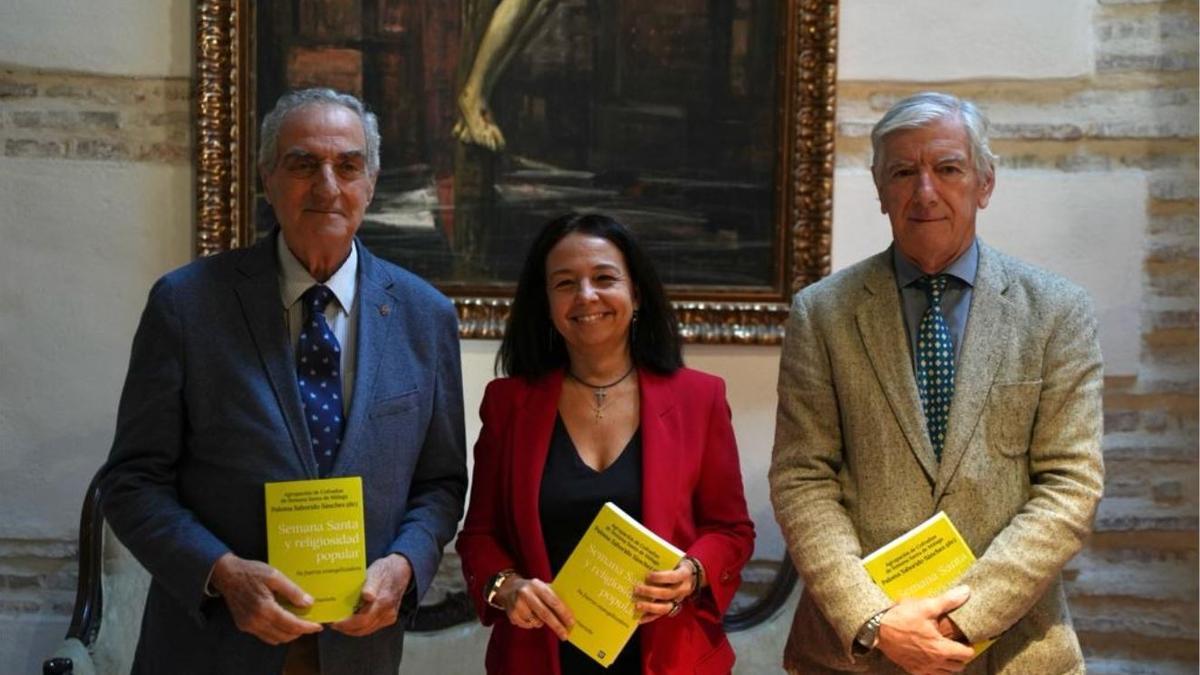 Luis Merino, Paloma Saborido y Arturo Fernández, con ejemplares de la obra presentada este viernes.