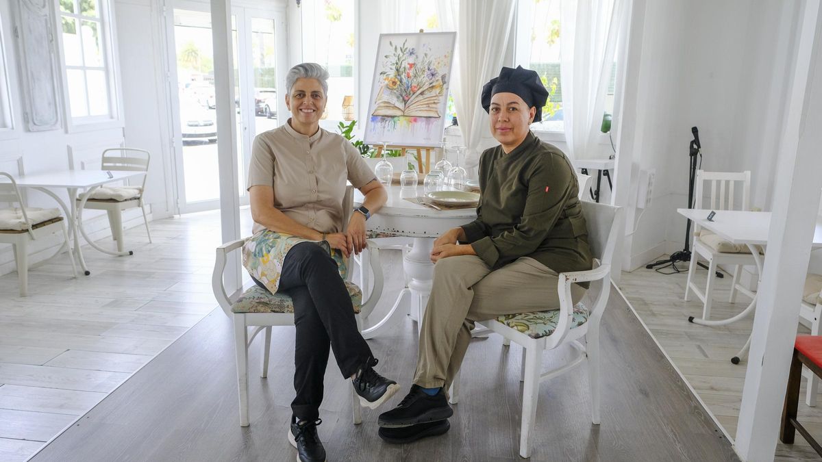 La tirajanera Nayra Farah, a la izquierda, y la majorera Arminda Orellana, a la derecha, en su negocio en el que fusionan gastronomía y arte.