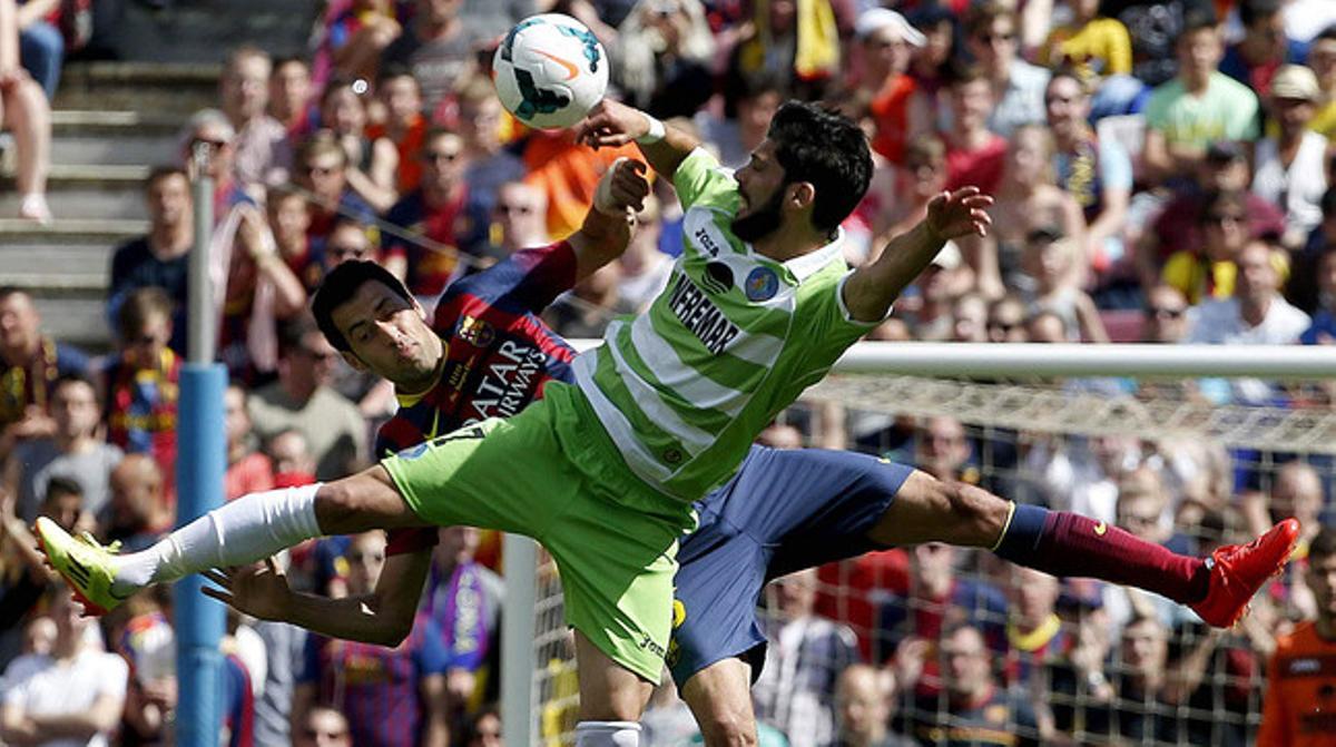 Sergio Busquets i Ángel Lafita lluiten per la pilota en un moment del partit. Sergio Busquets i Ángel Lafita lluiten per la pilota en un moment del partit.