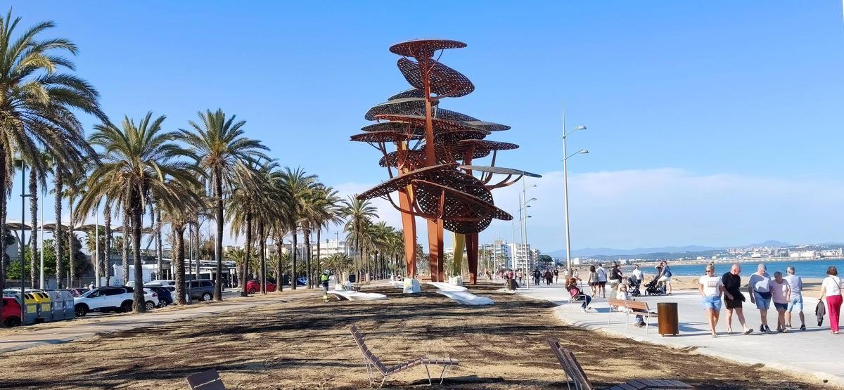Gente paseando por el nuevo Paseo Marítimo en las últimas horas