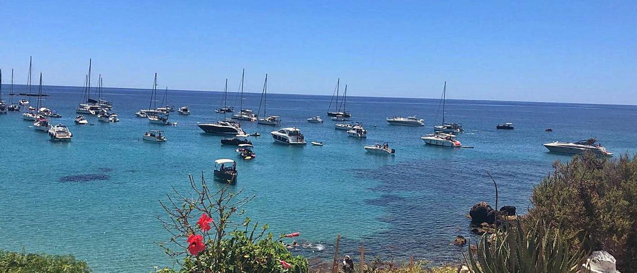 La isla de Tabarca solo tiene un enfermero de lunes a viernes en julio.