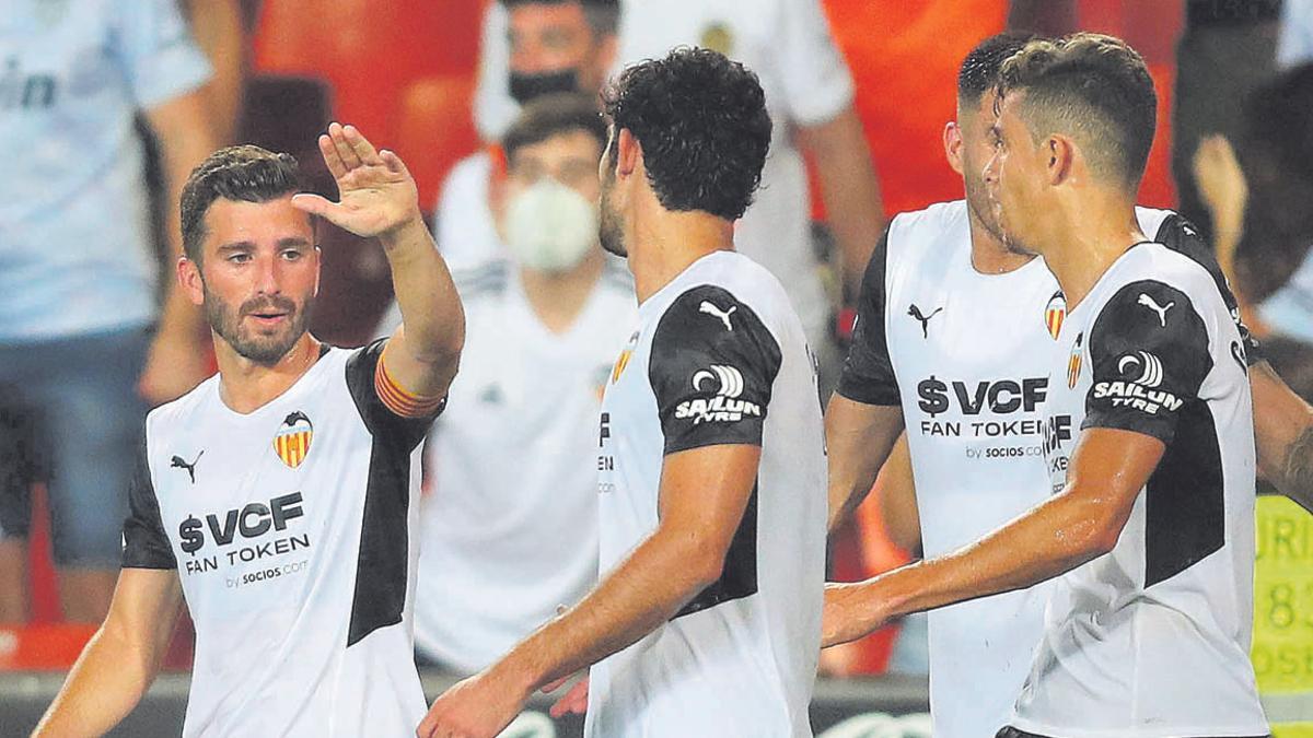 Gayà y Guedes celebran un gol del Valencia