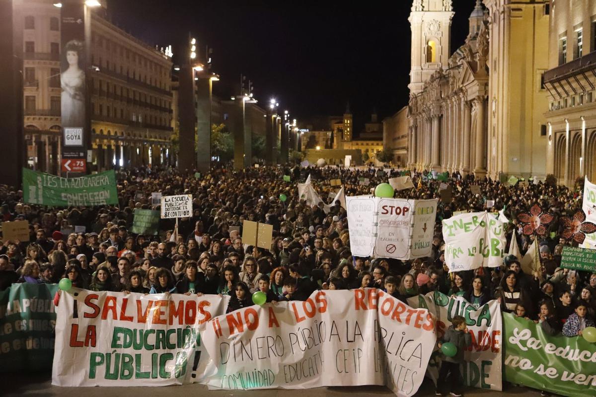 Manifestación por la escuela pública en la plaza del Pilar.