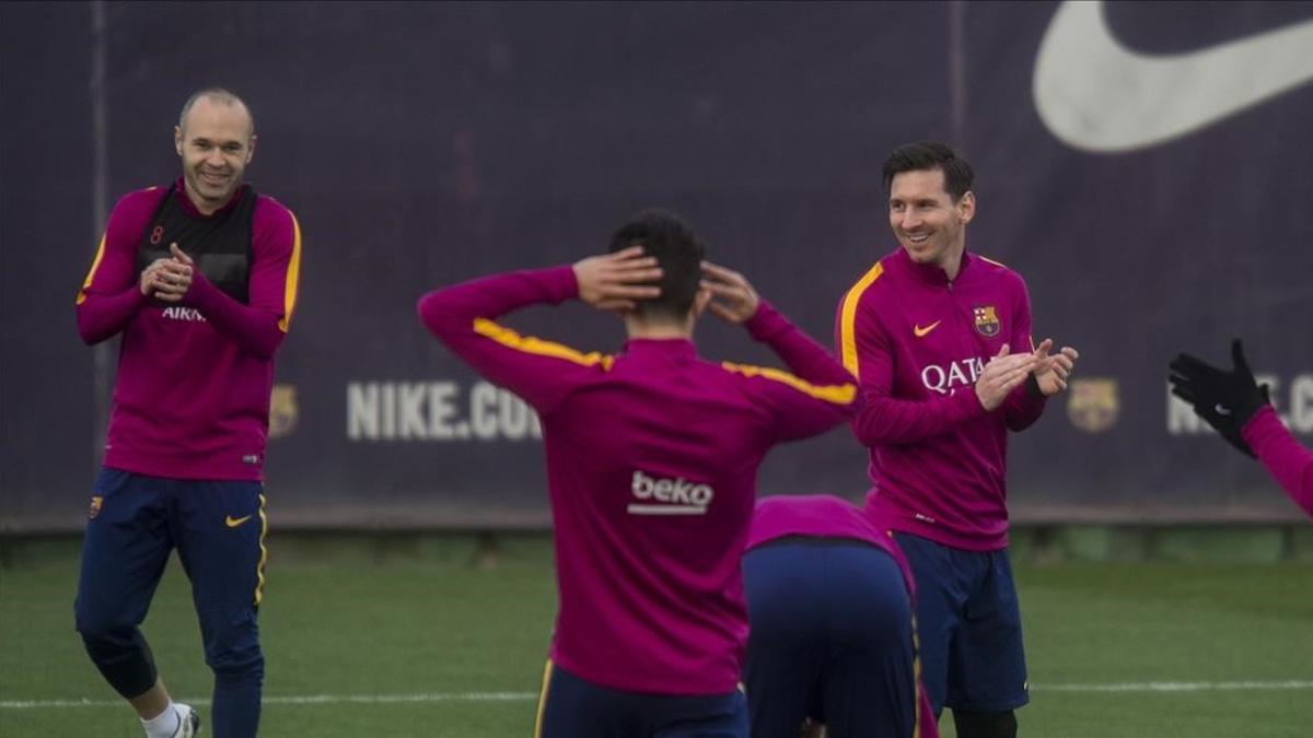 Iniesta y Messi aplauden ante Bartra tras un rondo en el último entrenamiento antes del clásico.