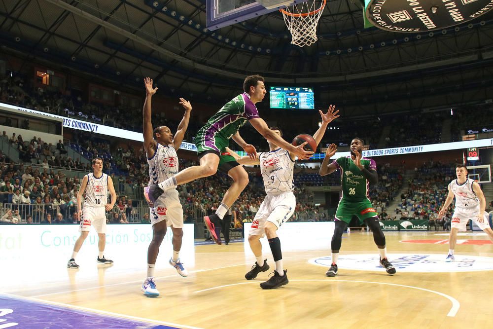 El equipo malagueño aprovecha la visita del colista de la ACB, con el peor ataque de la Liga, para lamer las heridas producidas por el Alba con un triunfo cómodo y liderado por Roberts y Dani Díez