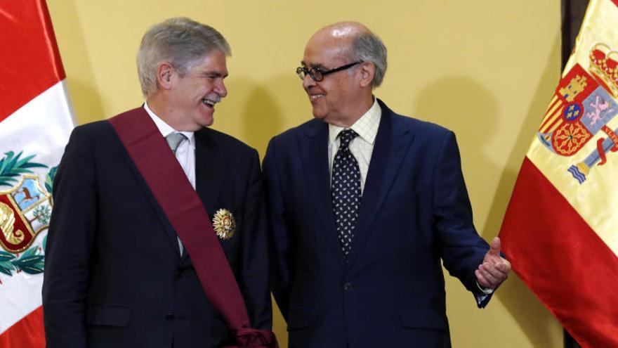 El ministro de Exteriores, Alfonso Dastis, junto a su homólogo peruano.