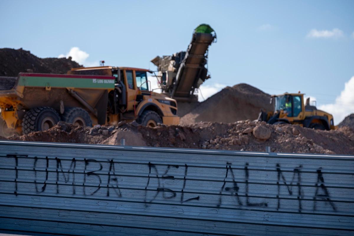 Una pintada en una valla del recinto del proyecto Cuna del Alma, en Adeje.