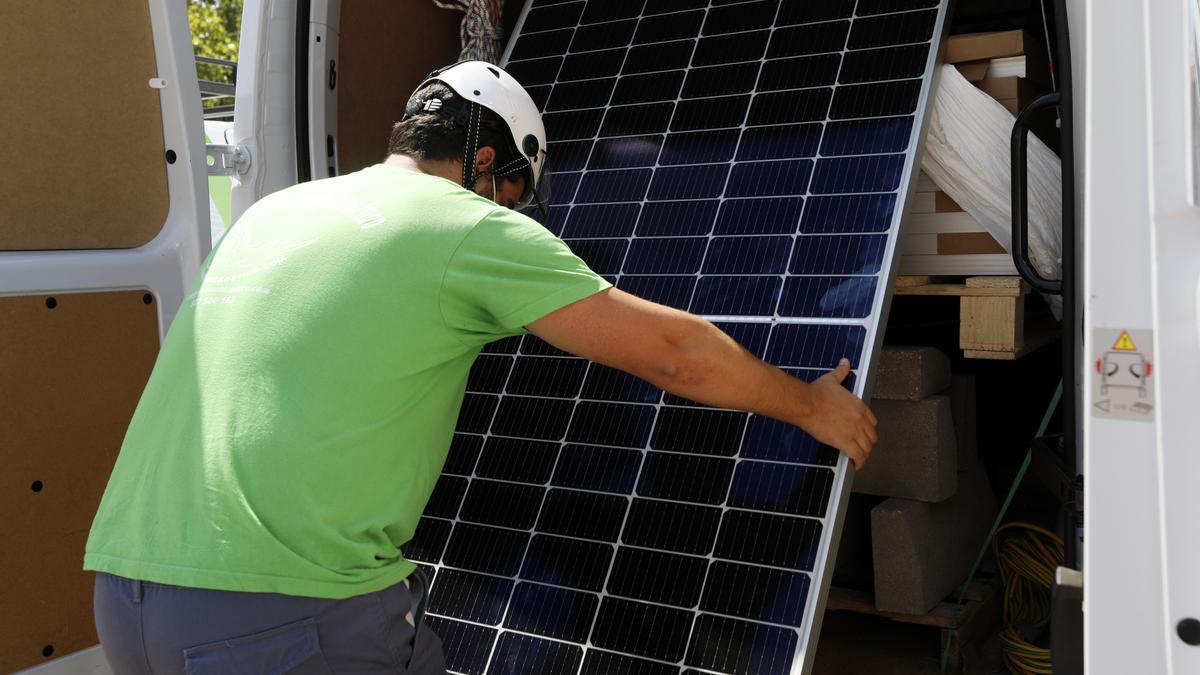 Instalación de placas solares en el pabellón siglo XXI.