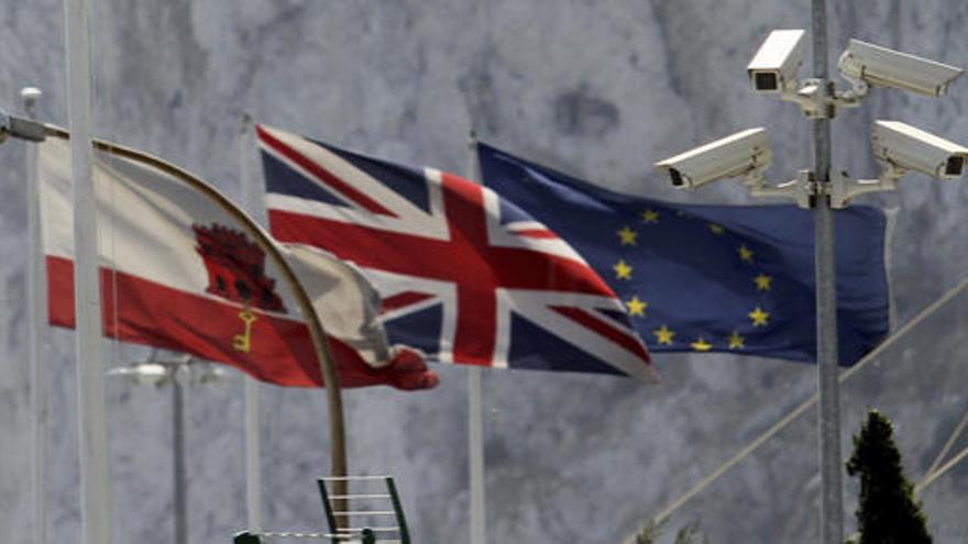 Banderas de Gibraltar, Reino Unido y la UE en el Peñón.