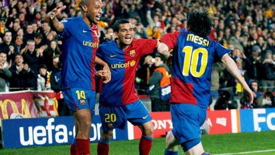 Henry, Dani Alves y Messi festejan uno de los goles conseguidos ayer por el Barcelona