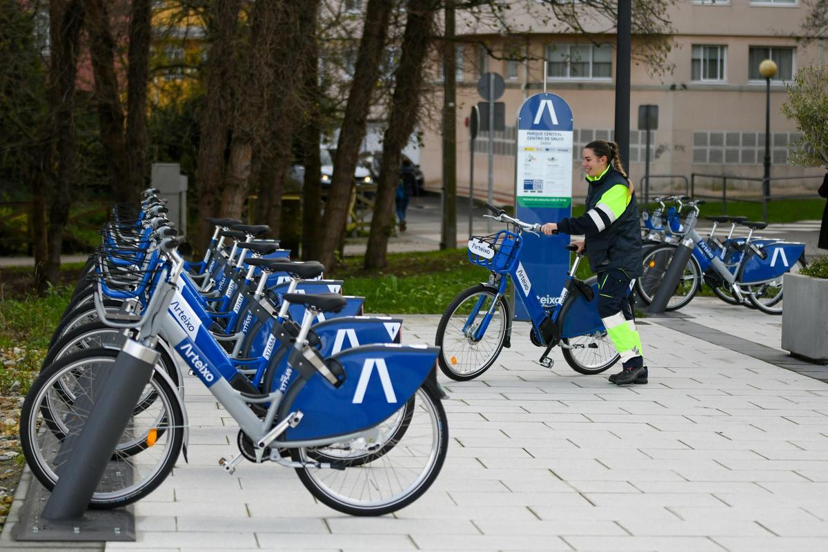 NUEVAS BICIS MUNICIPALES EN EL PASEO FLUVIAL Y EN LA ZONA DEL BALNEARIO DE ARTEIXO