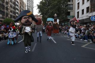 Un colorido y multitudinario pasacalles llena de alegría las calles de Zaragoza