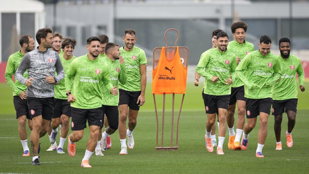 Els jugadors del Girona es mostren contents en l’últim entrenament abans d’enfrontar-se al Barça.