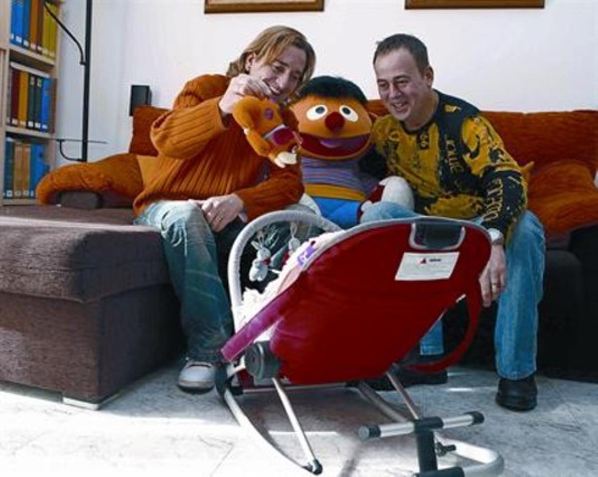 Anibal Carrasco (esquerra) i Juan Bautista Luque, al seu pis de Granollers.