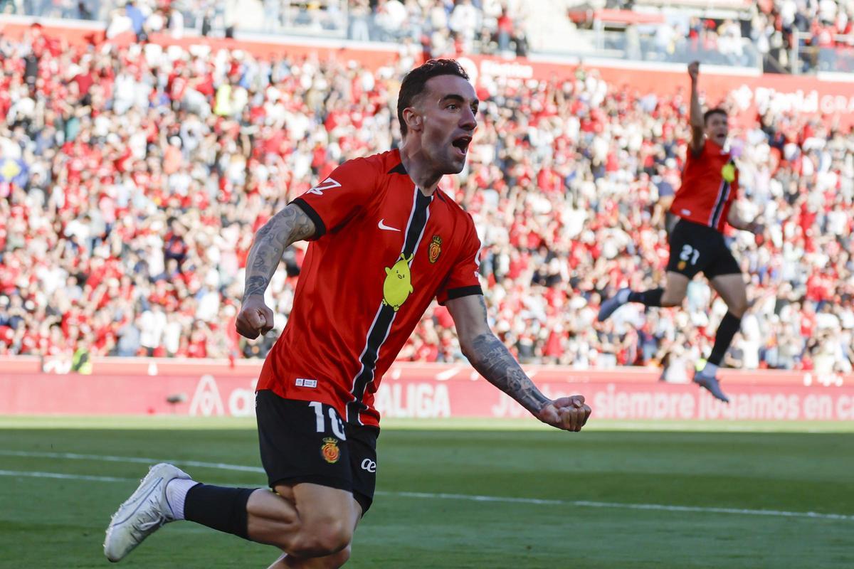 Sergi Darder y David López celebran el decisivo gol de Muriqi ante el Real Madrid.