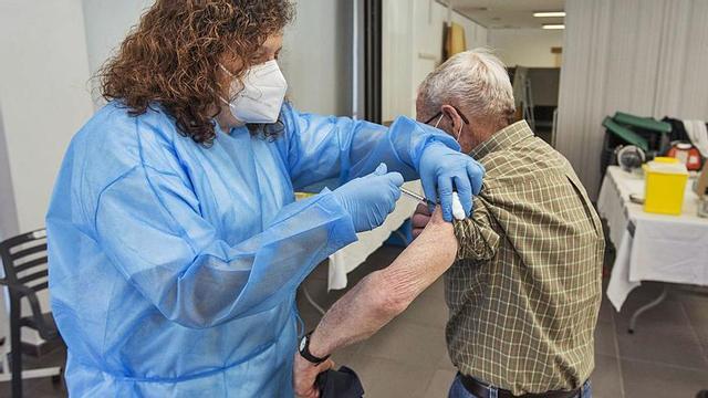 Una enfermera vacuna a un hombre en el centro de mayores de Sant Joan.