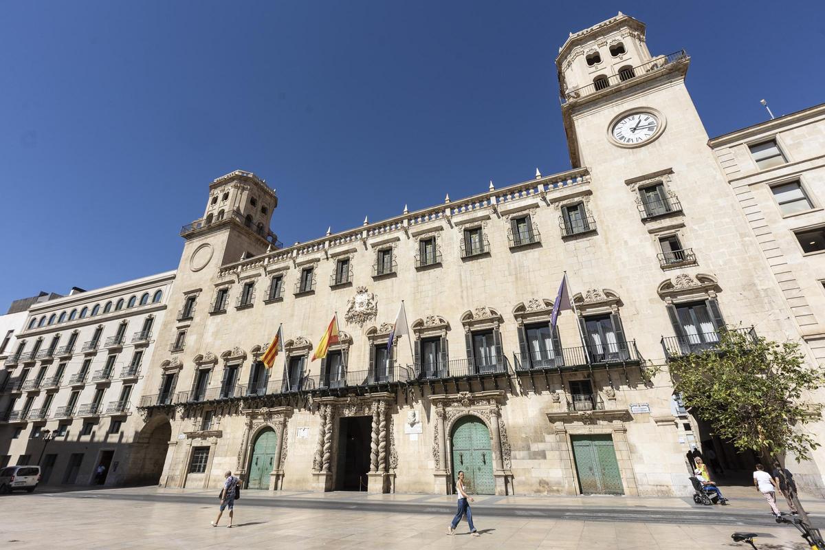 Fachada principal del Ayuntamiento de Alicante