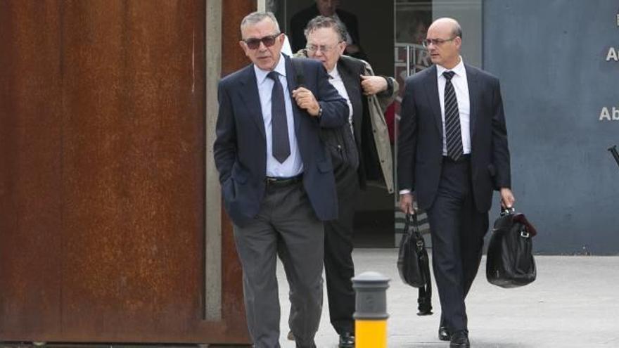 El exdirector general de la CAM Roberto López, en primer término, sale de la Audiencia Nacional.