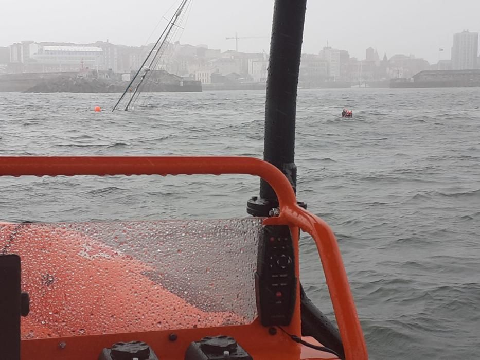 Rescate de un marinero en la playa de Poniente de