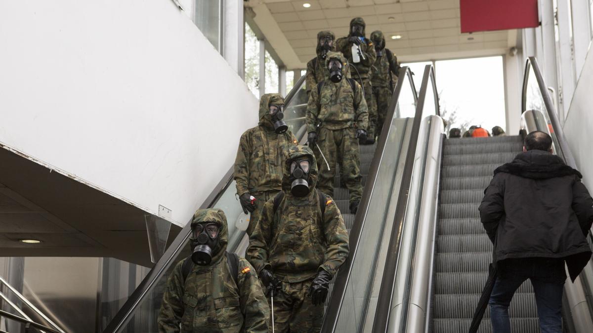 Soldados del Ejército entran a la estación de Llamaquique para efectuar labores de limpieza y desinfección.