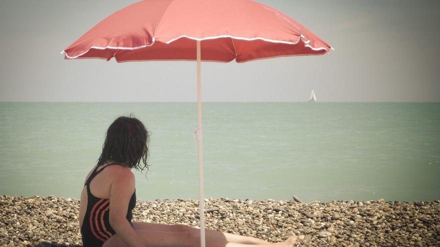 La sombrilla ligera que te protege del sol sin cargar como un burro hasta la playa