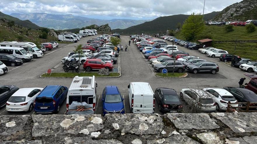 Caos en los Lagos: falla la barrera de Covadonga unas horas y así está de coches el área de Buferrera