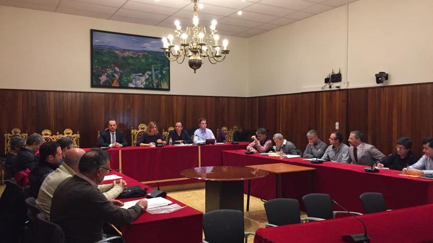 La reunió de la mesa de negociació a la sala de plens de Figueres.