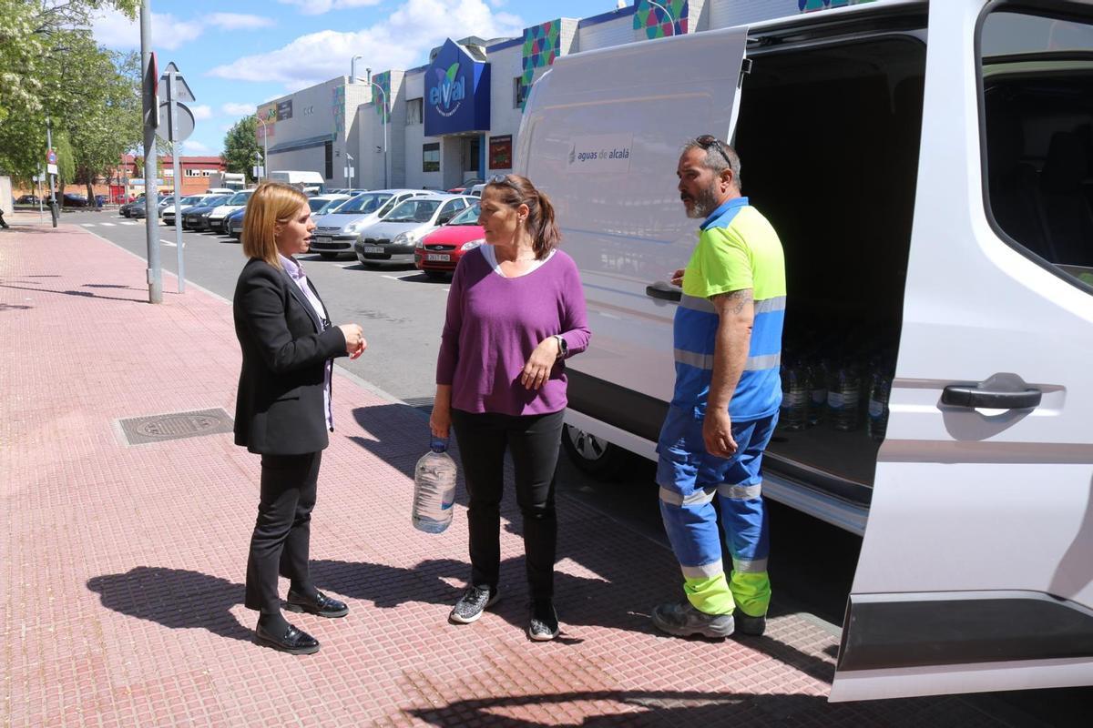 Reparto de agua embotellada en Alcalá de Henares por la avería, en fotos