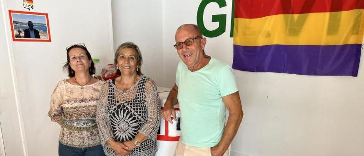 María José González, Aurora Prieto y Manuel Sotelo, ayer en la sede de Esquerda Unida en el casco histórico de Cangas. | // G.M.P.