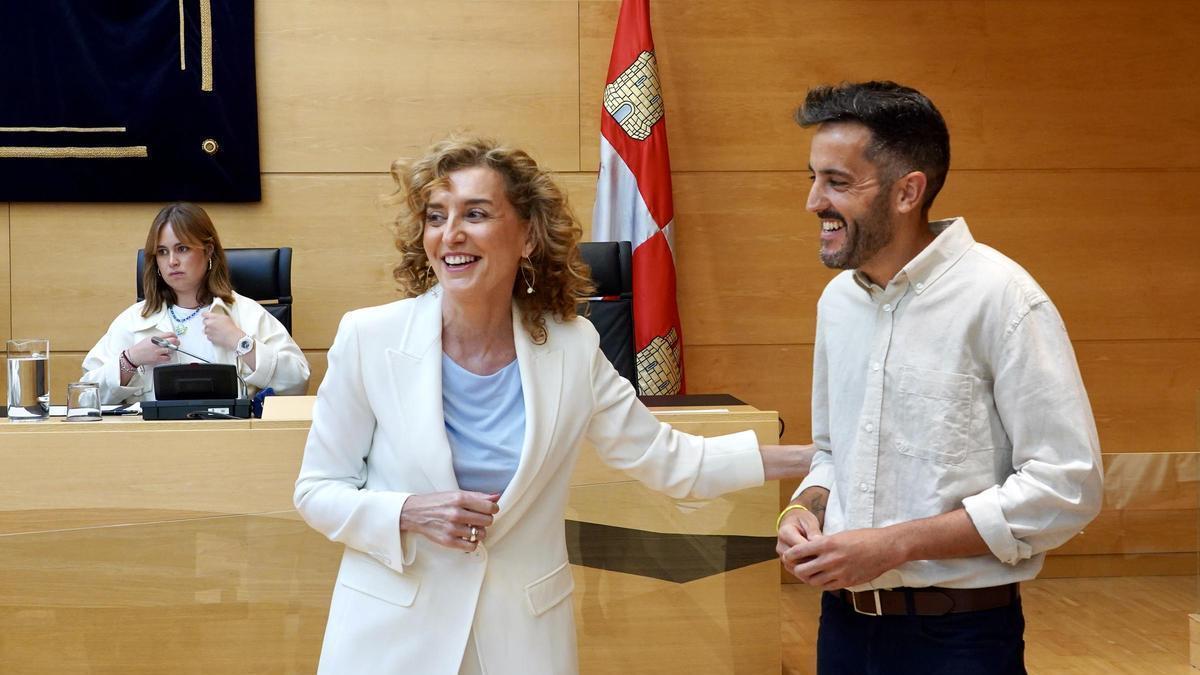 La consejera de Educación, María Pardo, junto a Javier García, del PSOE de Zamora.