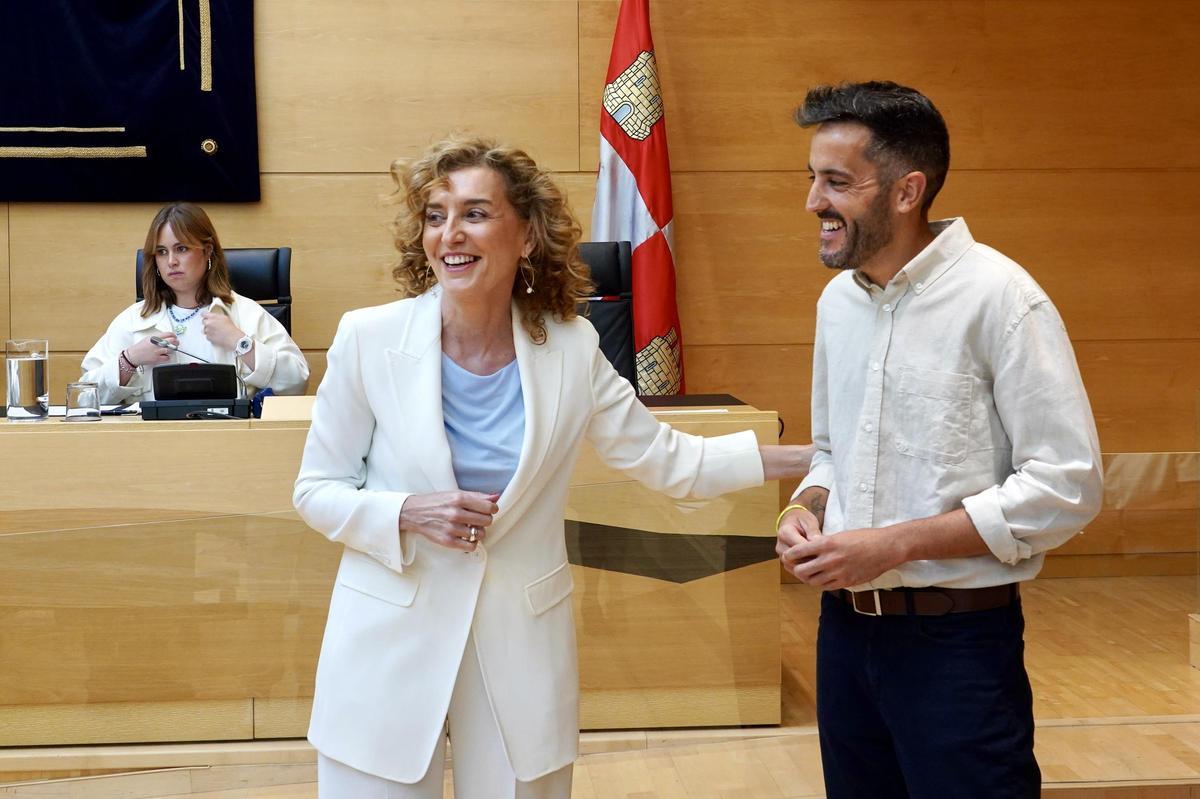 La consejera de Educación, María Pardo, junto a Javier García, del PSOE de Zamora.